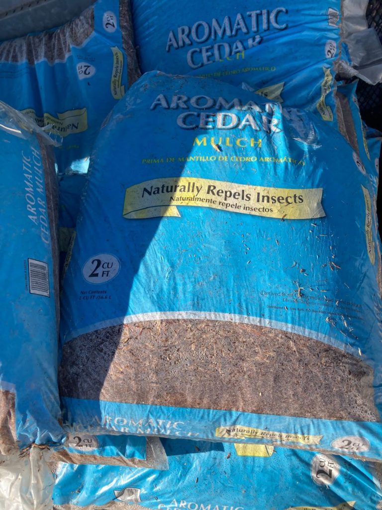 aromatic cedar mulch at lowes