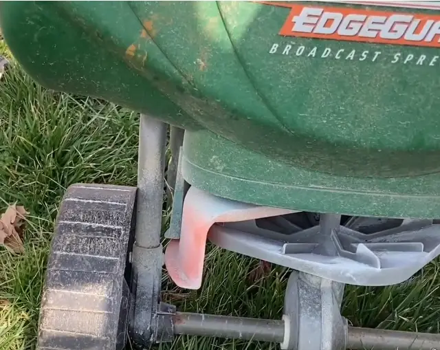 Scotts edgeguard broadcast spreader