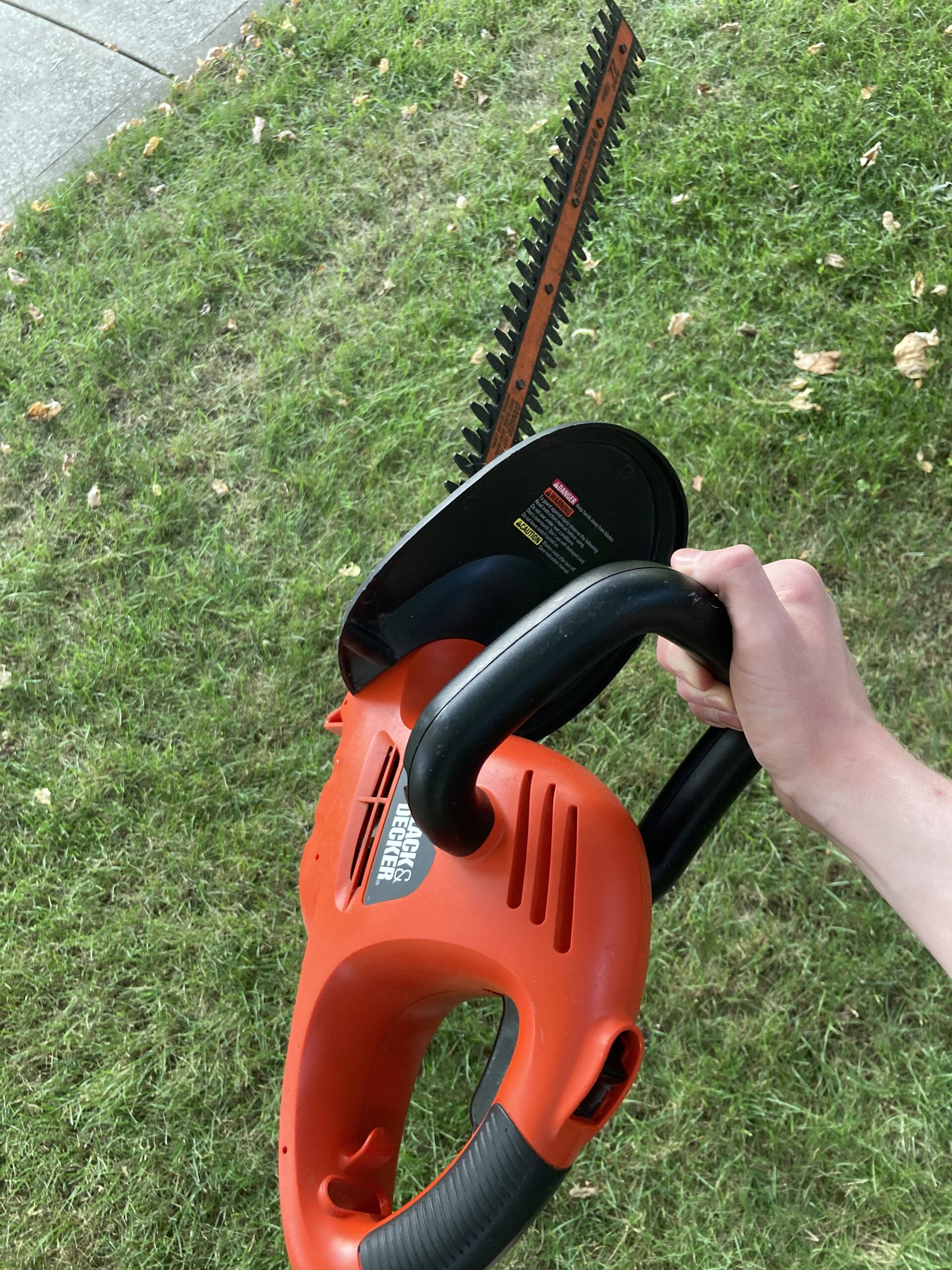 black and decker ht220 hedge trimmer is easy to hold